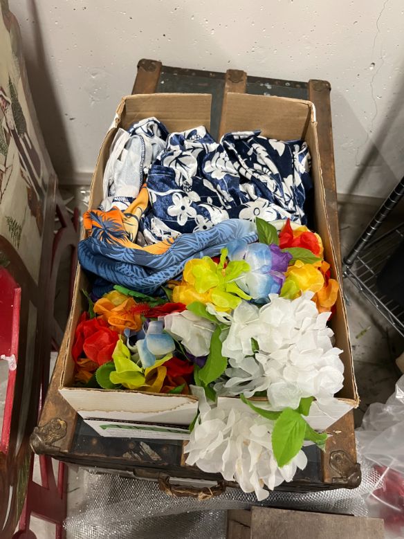 Box of tiki décor, misc.