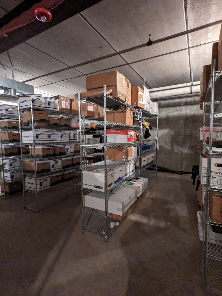 HR contents on wire rack (decorations)***