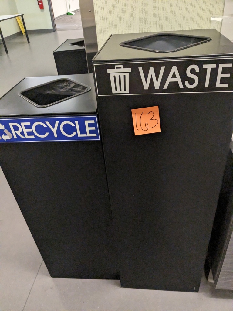 garbage/recylcing containers