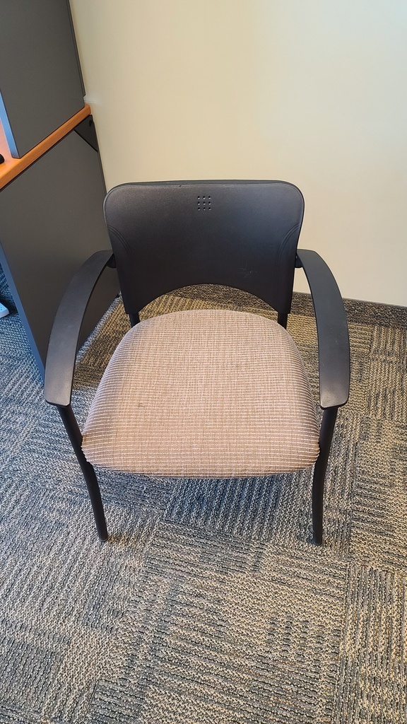 Amicus task chair beige seat