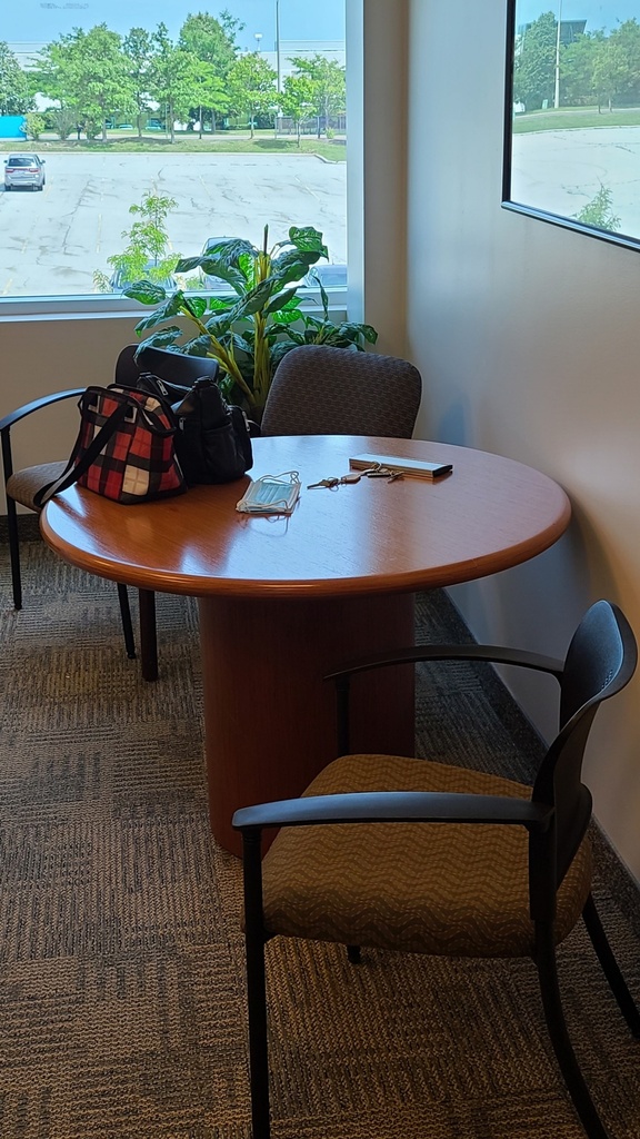 30" round table w/ guest chairs mahogany