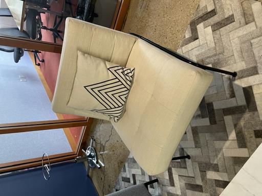 Chair - white/black base