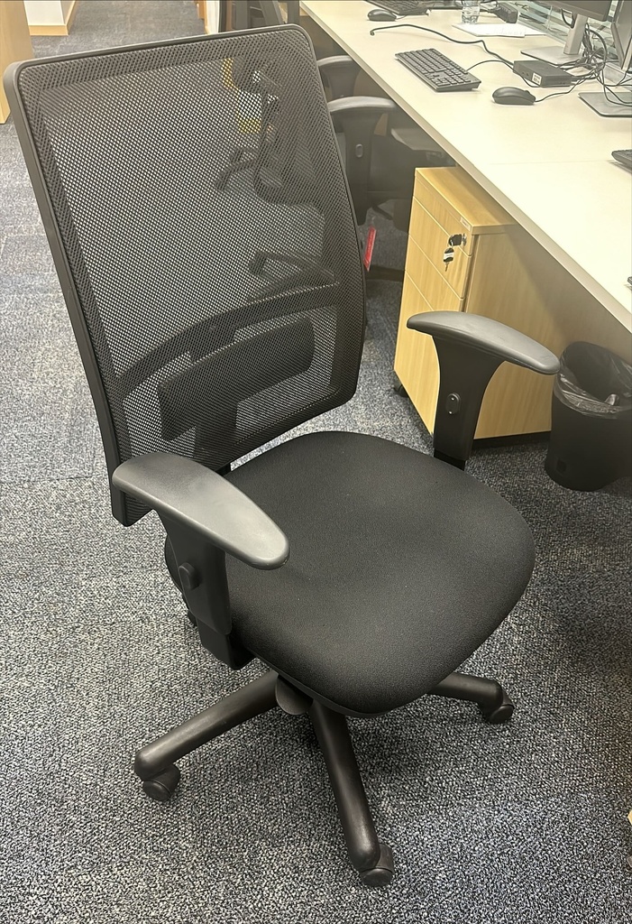 Office chair | Cadeira de escritório