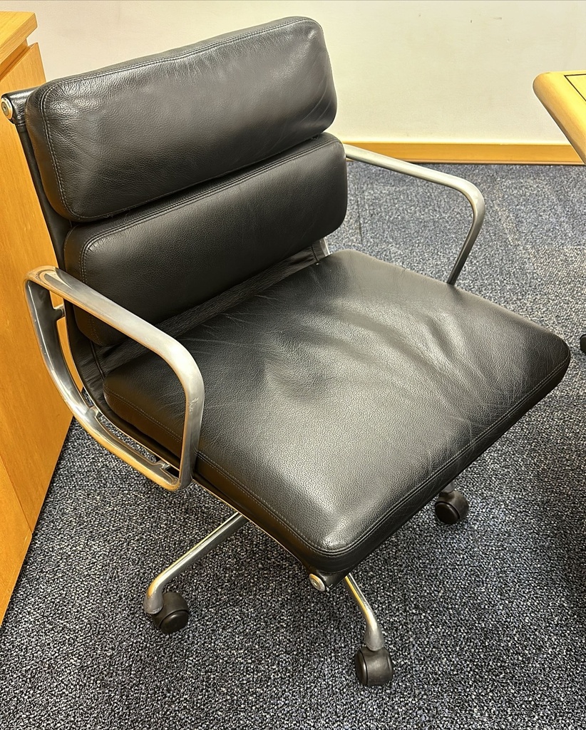 Swivel chair | Cadeira giratória