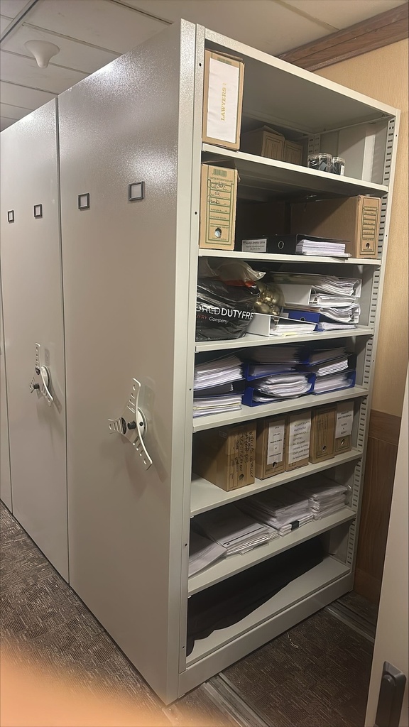 Sliding shelving system | Sistema de prateleiras deslizantes, 222x113x84"