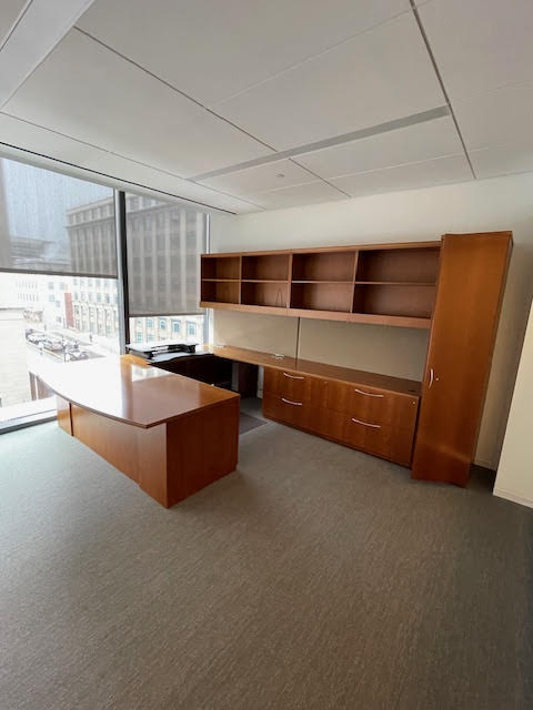 Right Hand U-Shaped Desk with Storage (11'x9'x7')