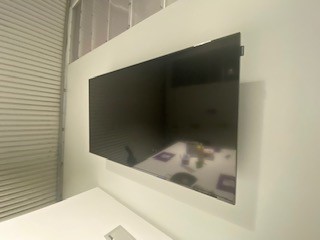 Samsung TV, wall-mounted