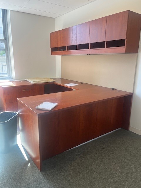 Private Office U Shape Deskw/ Hutch
