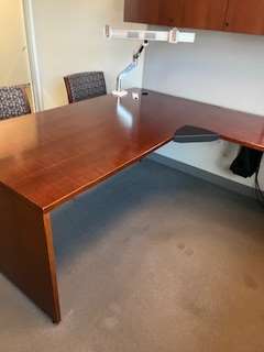 WOOD EXECUTIVE DESK W/ RH RETURN