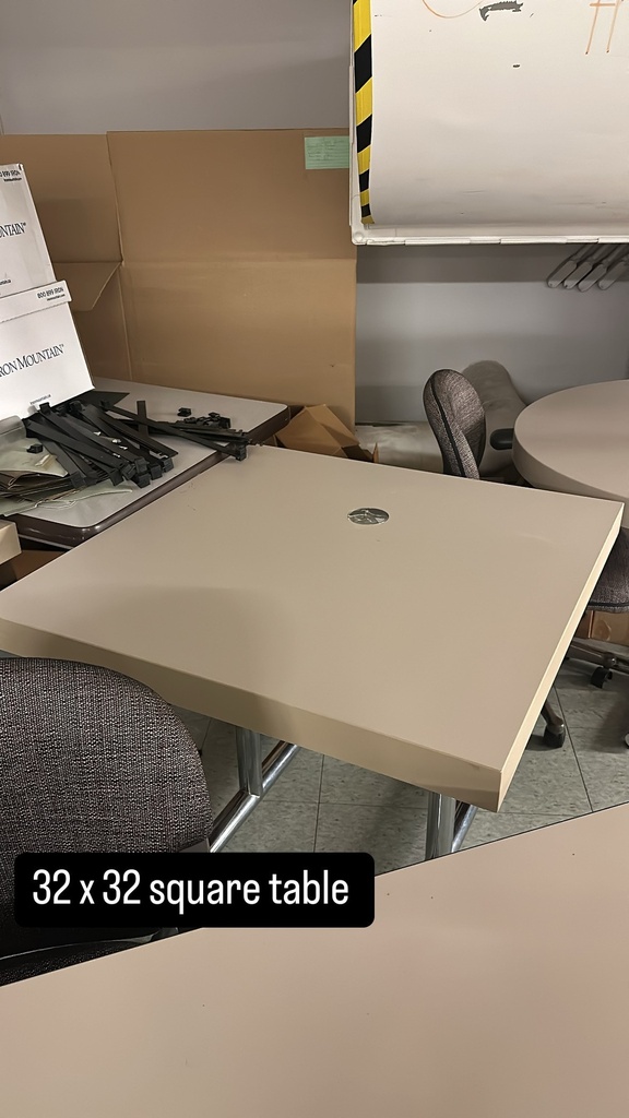 Square Table (32x32)