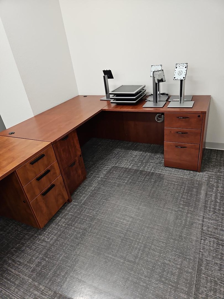 Desk with return 67L 30H 47L 24H