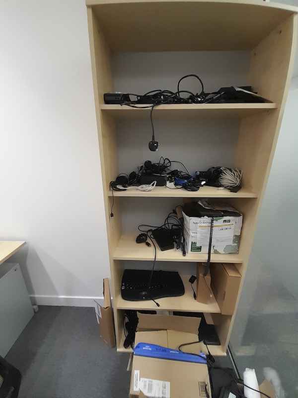 Free-standing shelf unit