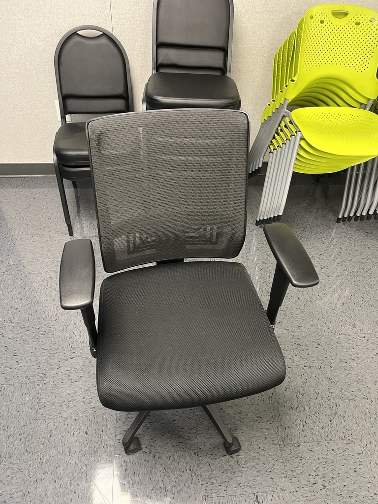 Black mesh task chair