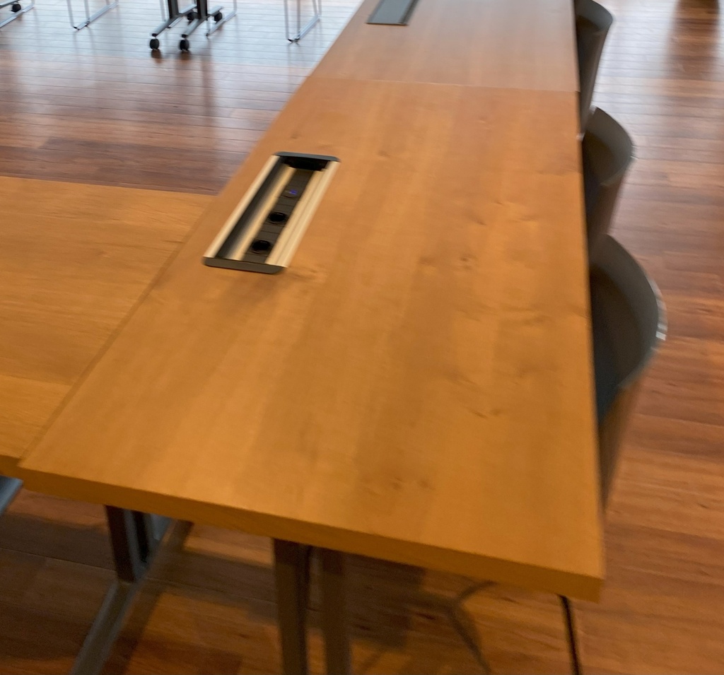 Table workplace ( behind the sociaal lounge)