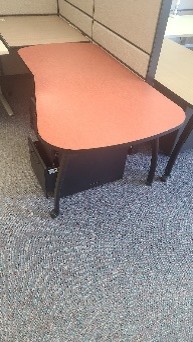 Table en forme de rein sur roulettes