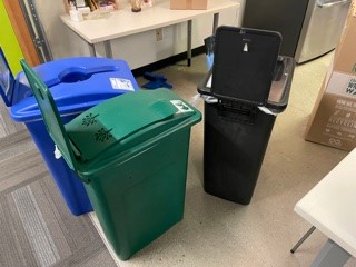Garbage/recycle/compost bin