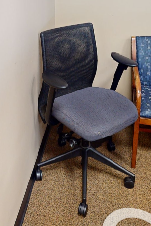 Task chair with arms