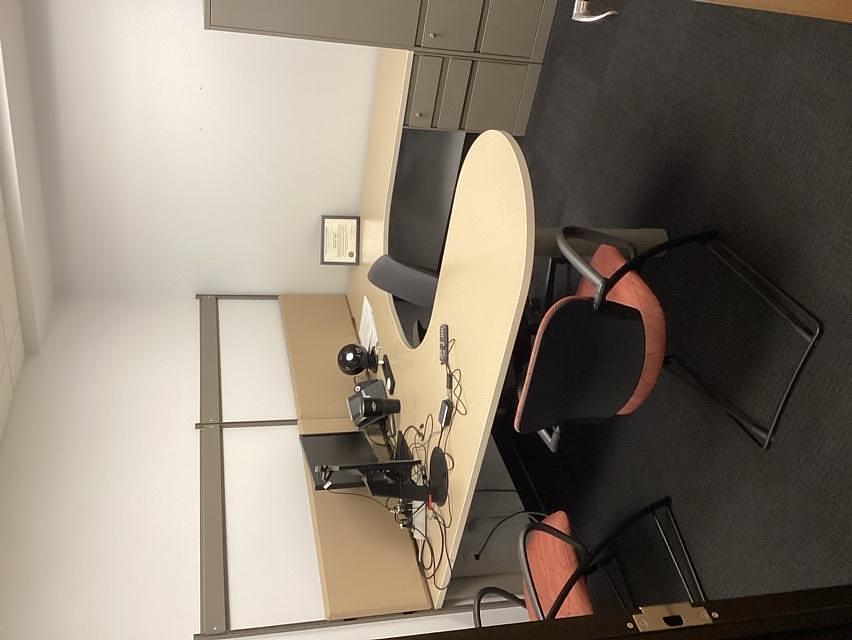 U-shape desk w/ overhead corkboards