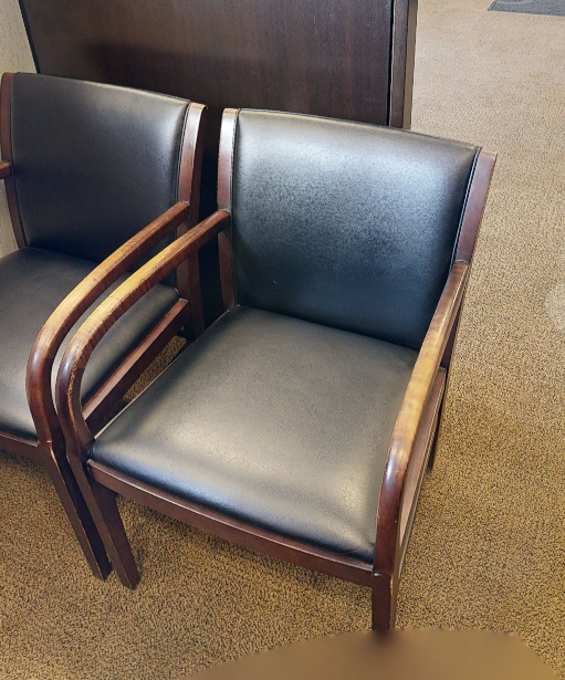 Black guest chair w arms