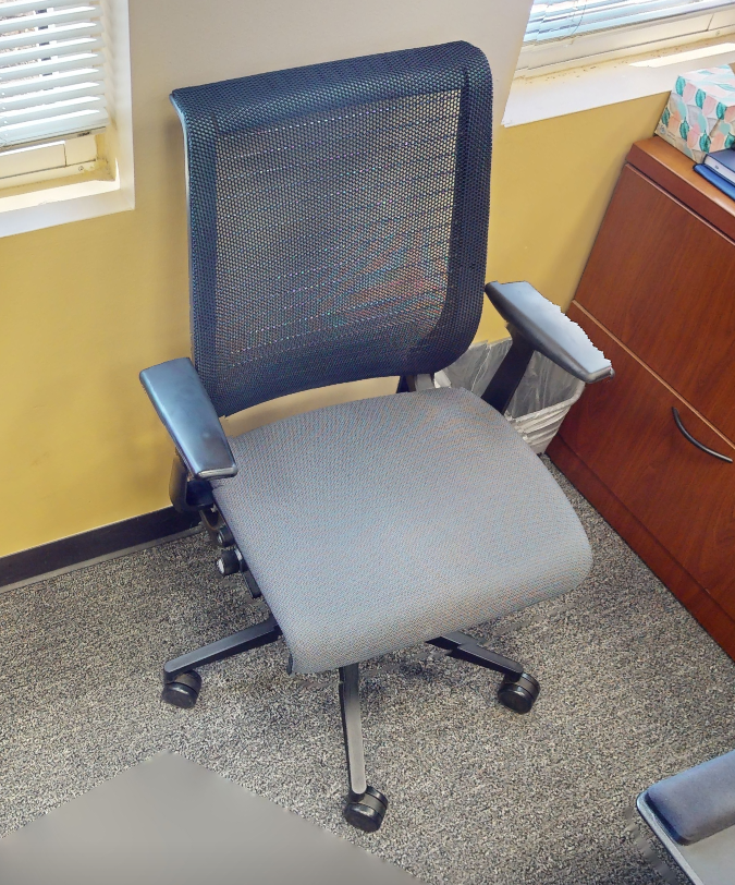 Task chair with arms