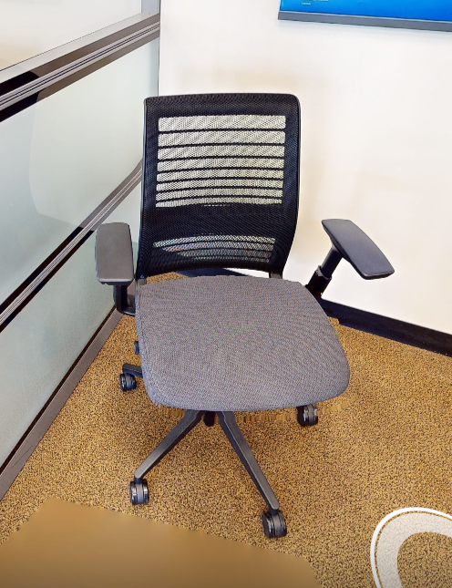 Task chair with arms