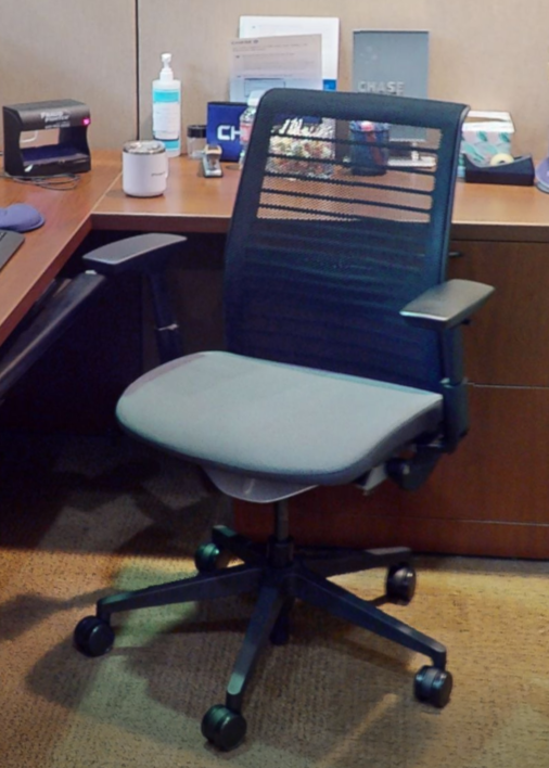 Task chair with arms