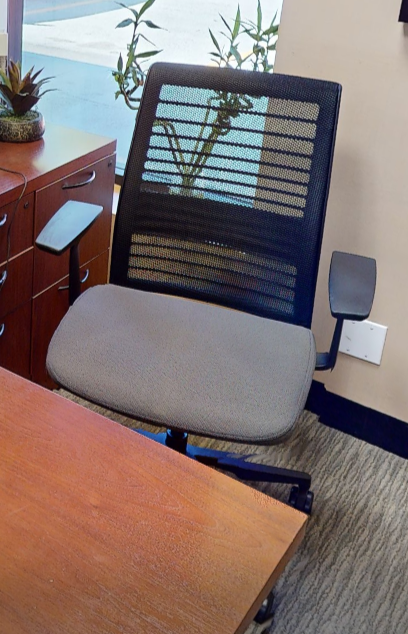 Task chairs with arms