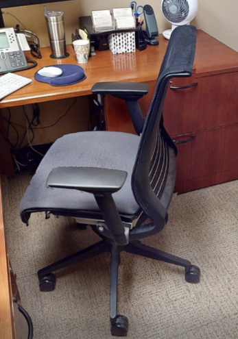 Task chair with arms
