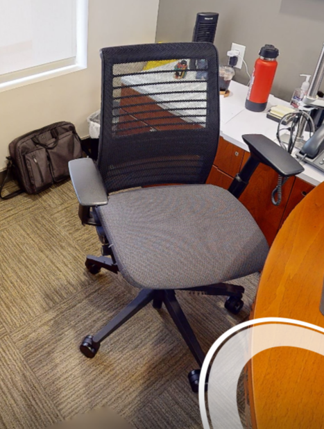 Task chair with arms