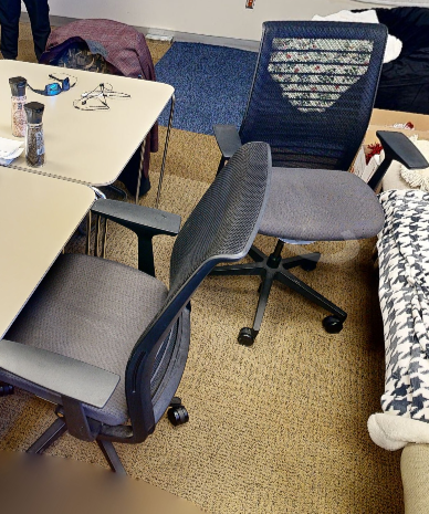 Task chair with arms