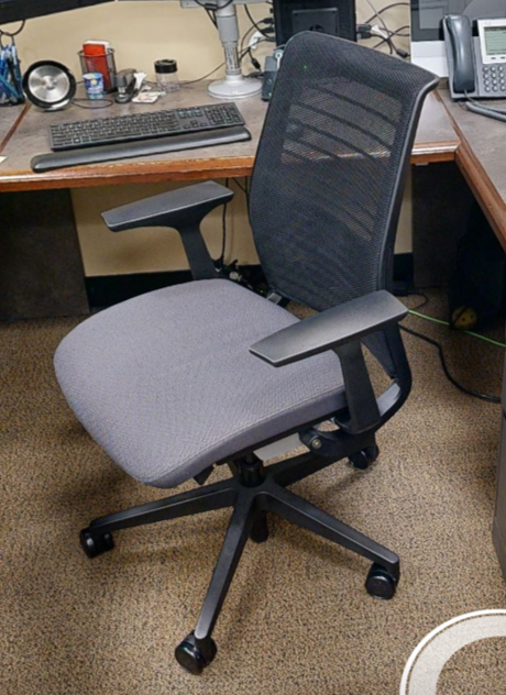 Task chair with arms
