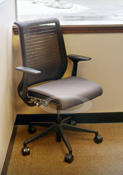 Task chair with arms