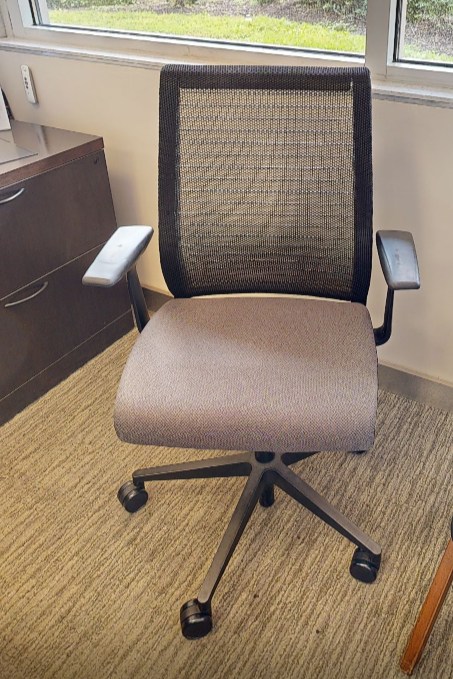 Task chair with arms