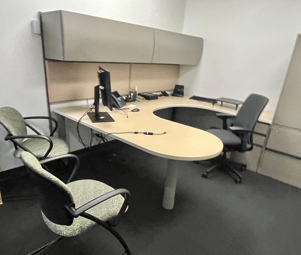 U-Shaped Desk with Overhead (RH)