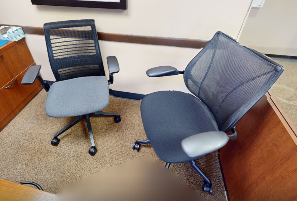 Task chair with arms