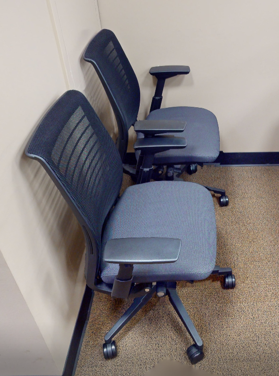 Task chair with arms