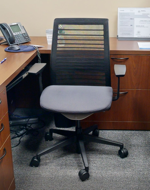 Task chair with arms
