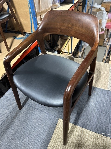 BROWN/BLACK SIDE CHAIRS WOOD FRAME &amp; BLACK VINYL SEAT