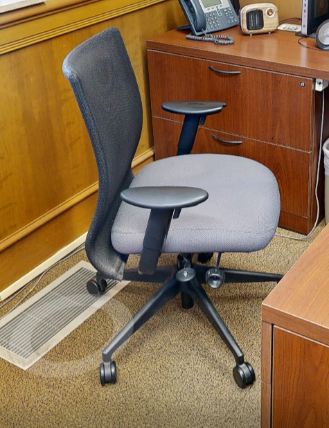 Task chair with arms