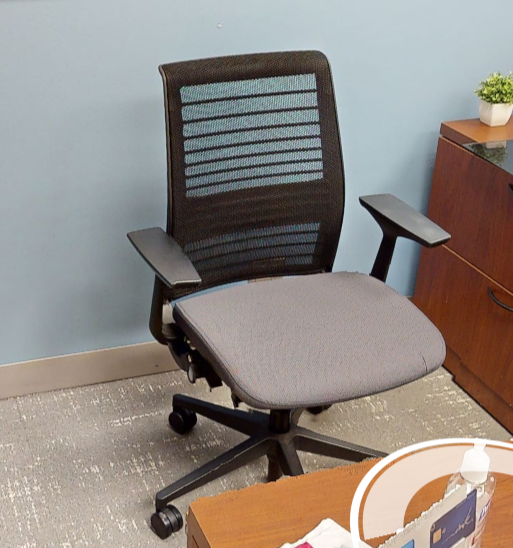 Task chair with arms