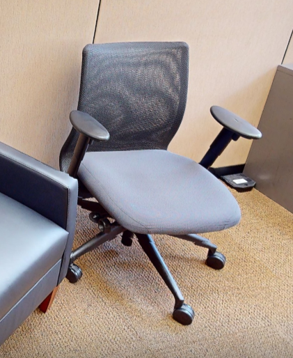 Task chair with arms