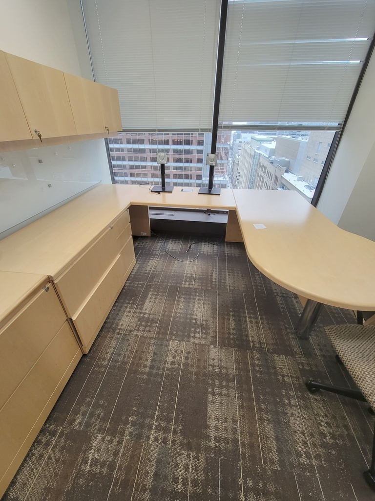 U shape desk w/hoverhangin comp