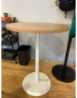 Mesa de madera pata blanca