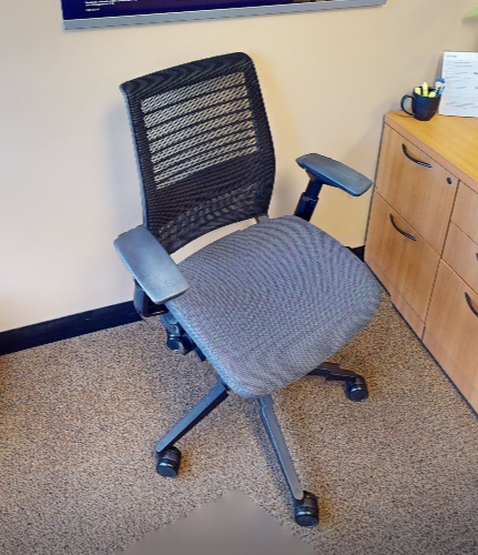 Task chair with arms
