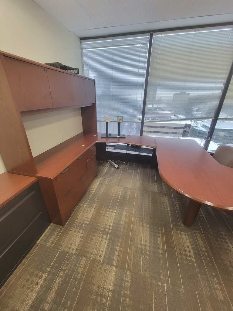 U shape desk w/hoverhangin comp