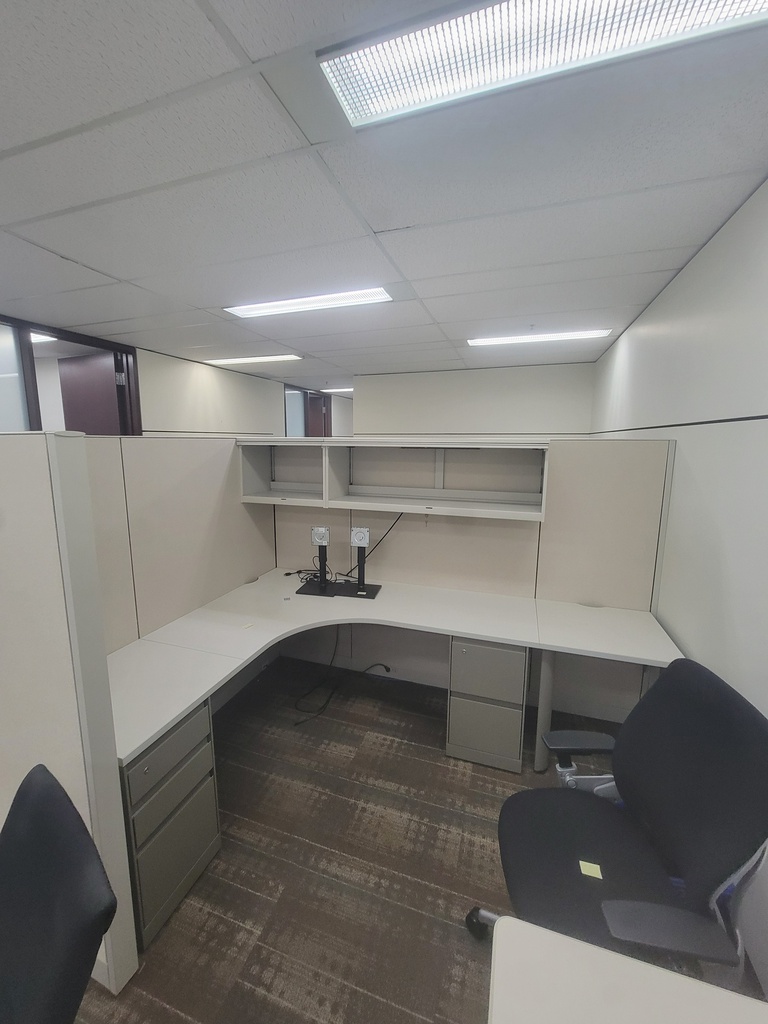 L shape desk w/hoverhanging comp+ped w/m