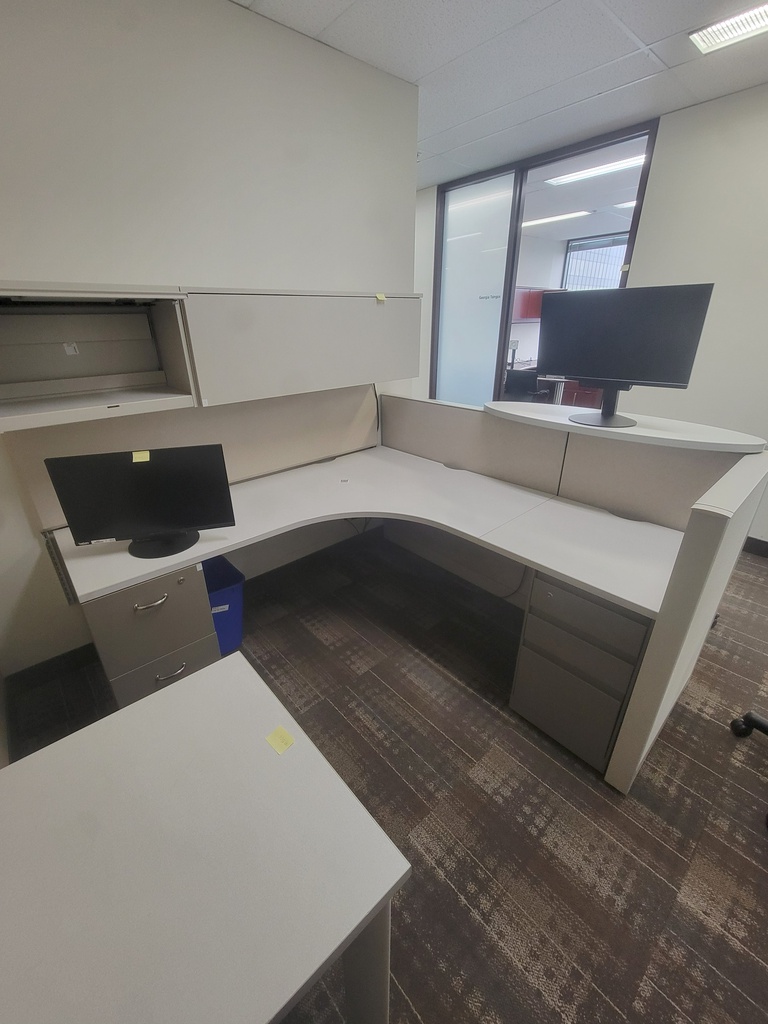 L shape desk w/hoverhanging comp+ped w/m