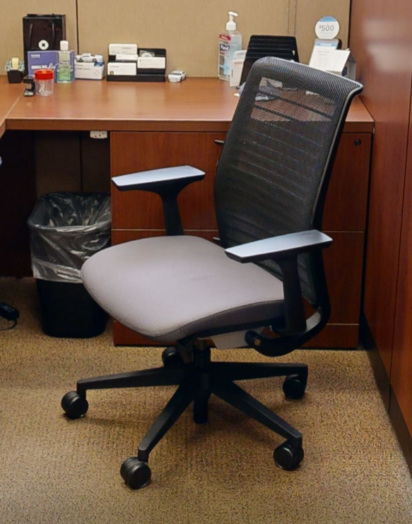 Task chair with arms