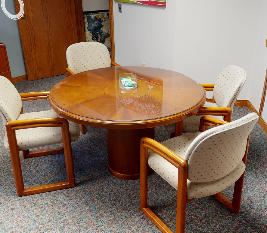 Round Table w Glass Top