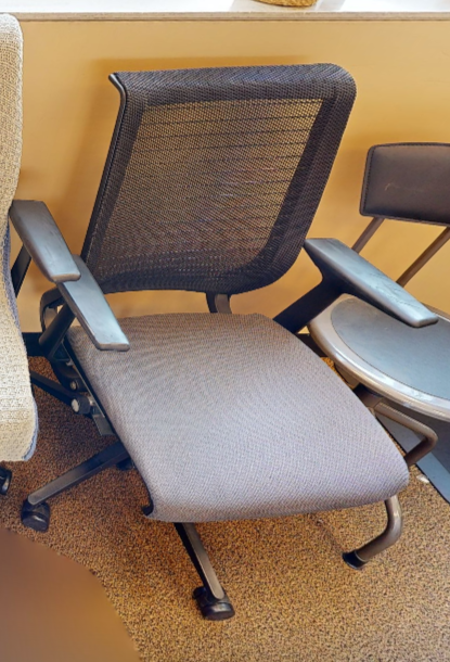 Task chair with arms